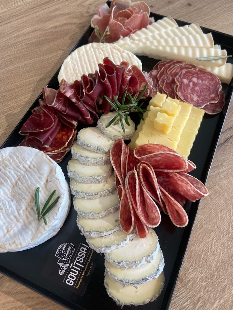 Plateau fromage & charcuterie pour 20 personnes - Gouttssa